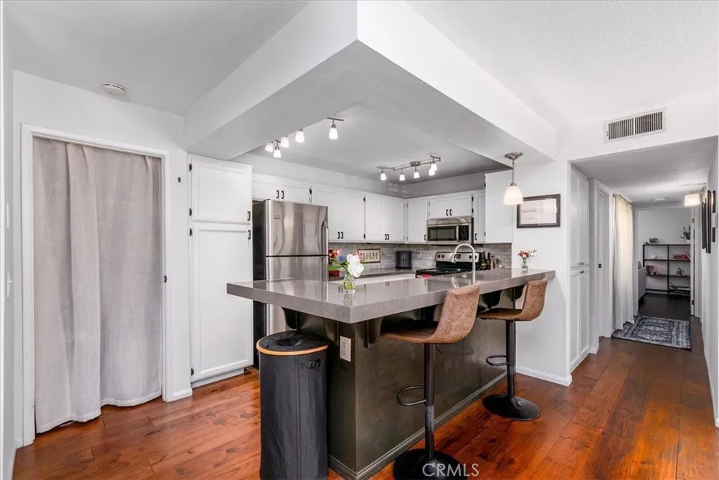 https://cdn.realtyfeed.com/cdn/127/306739403/74c91adc77fd7495a7dd518b2277bcc2.webp