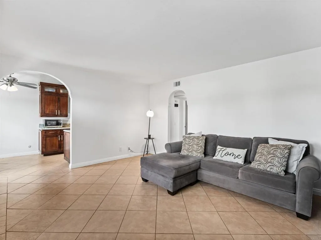 https://cdn.realtyfeed.com/cdn/127/306739823/ef4d6bfe9c636bcc209098a051f2e038.webp