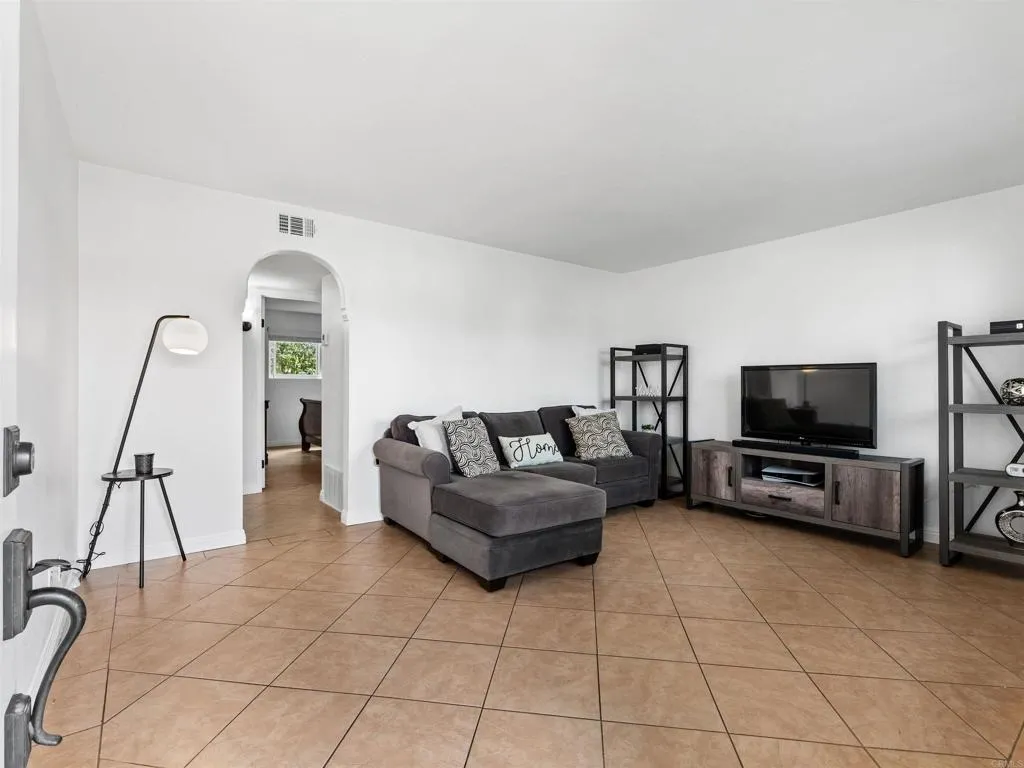 https://cdn.realtyfeed.com/cdn/127/306739823/f2d6d94e7828d12426ae343599cb6fcc.webp