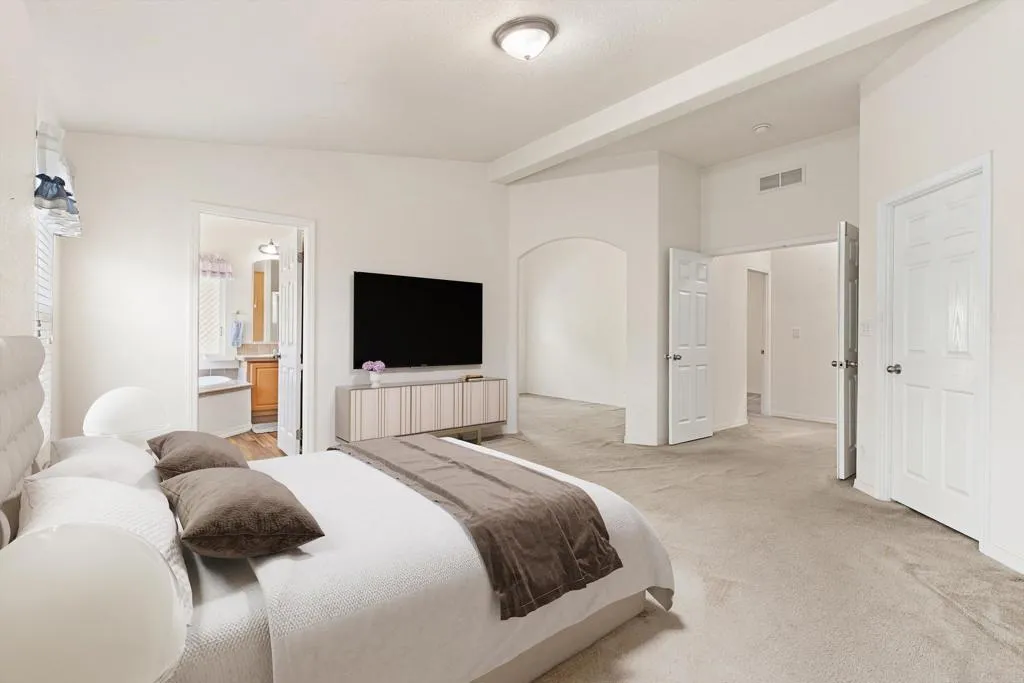 https://cdn.realtyfeed.com/cdn/127/306740040/bdd79e40c1732761580a5121db528a1b.webp