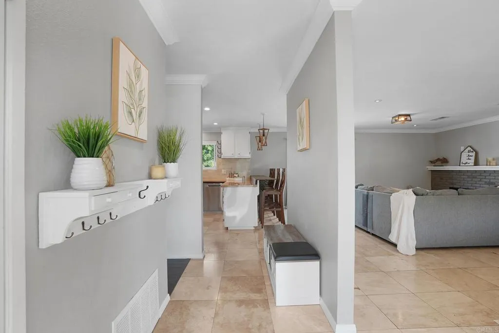 https://cdn.realtyfeed.com/cdn/127/306740049/39ae0a0735b3abdbd3bac353af87fe93.webp