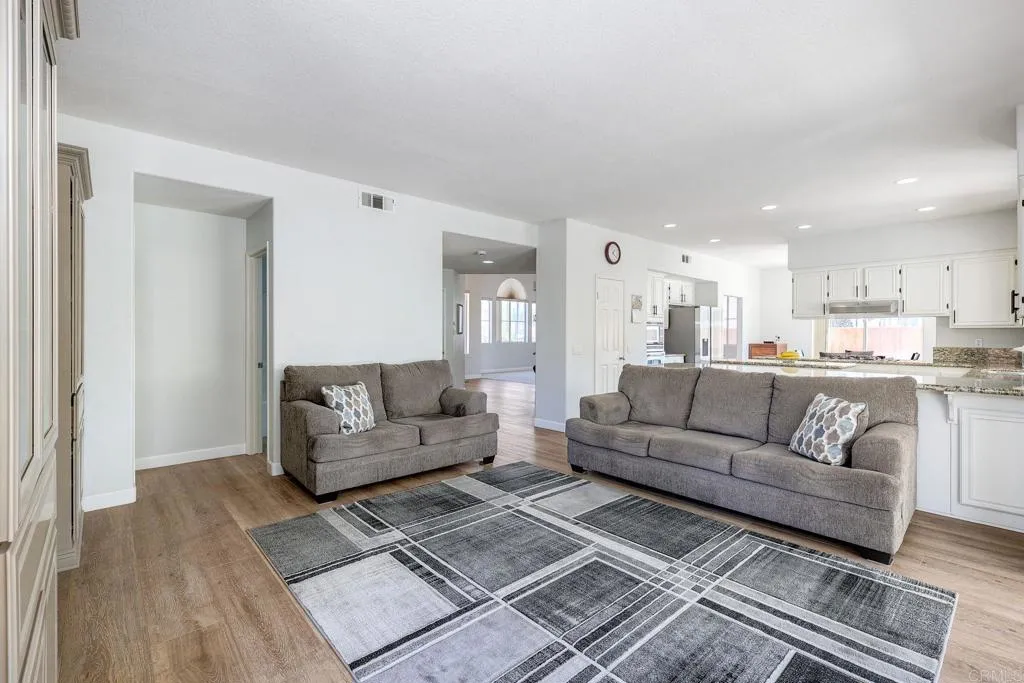 https://cdn.realtyfeed.com/cdn/127/306740145/be41c8c0656607594215ee91e38e8ed2.webp