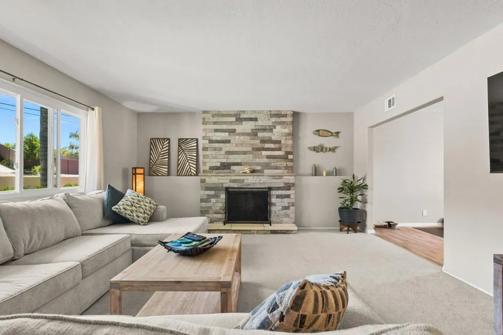 https://cdn.realtyfeed.com/cdn/127/306740414/f27b4804d73e60ede7a64bfe75be326b.webp