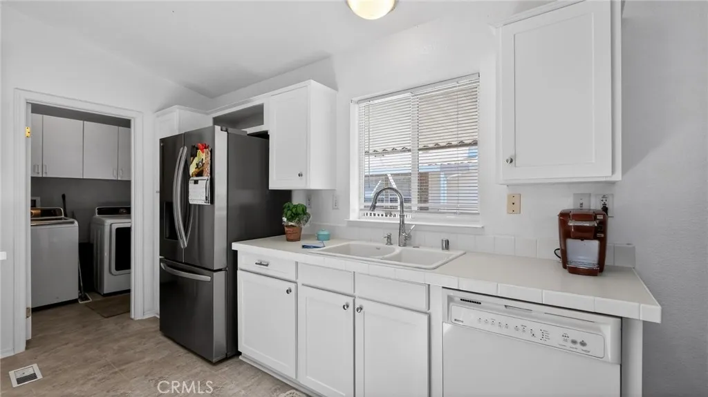 https://cdn.realtyfeed.com/cdn/127/306740472/f96c5e0ba20128f29ec58b74b14e943c.webp