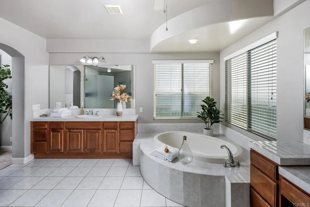 https://cdn.realtyfeed.com/cdn/127/306740496/973b8138c82dad7178352d381e1b667d.webp