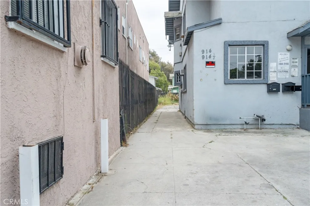 914 W 41st Street, Los Angeles, CA 90037 - Photo 3 of 50, Los Angeles, CA