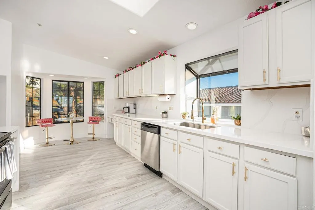 https://cdn.realtyfeed.com/cdn/127/306740638/687d19db97a31e41811435421b4eb797.webp