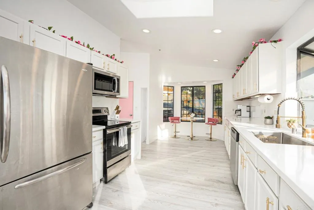 https://cdn.realtyfeed.com/cdn/127/306740638/f4e8d3d61f9b405fa2499ebae059fa85.webp