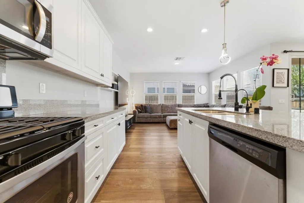 https://cdn.realtyfeed.com/cdn/127/306740945/fe6bc163785bdb7264c6170f7148eb6c.webp