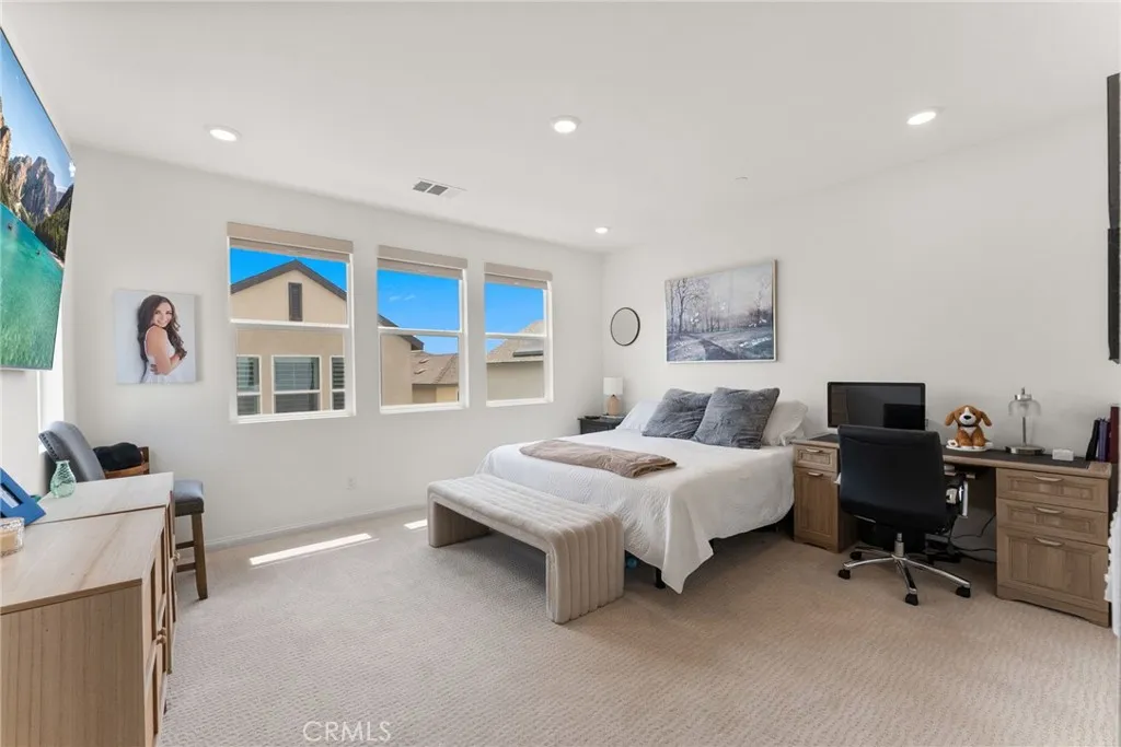 https://cdn.realtyfeed.com/cdn/127/306740972/de5ddd5e92bc9b5e787f1b60499d231d.webp