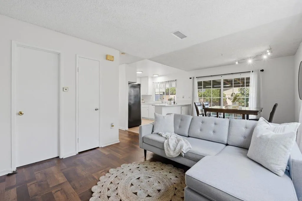 https://cdn.realtyfeed.com/cdn/127/306741219/0694657cf66fcd0921f8873cdd0ad63f.webp