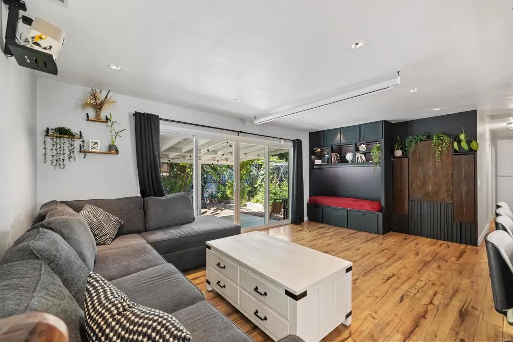 https://cdn.realtyfeed.com/cdn/127/306741582/9aab21ea86bd7896e7975c292a03bf1a.webp