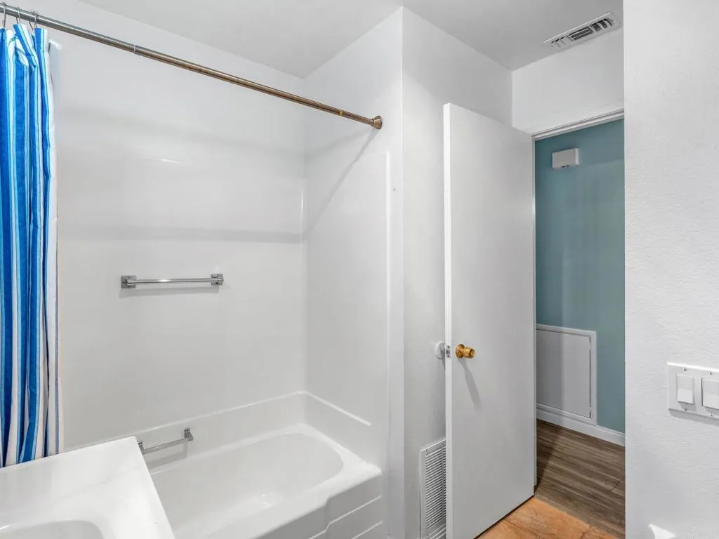 https://cdn.realtyfeed.com/cdn/127/306741755/8c4b12bdaccb7417a480beb49832d407.webp