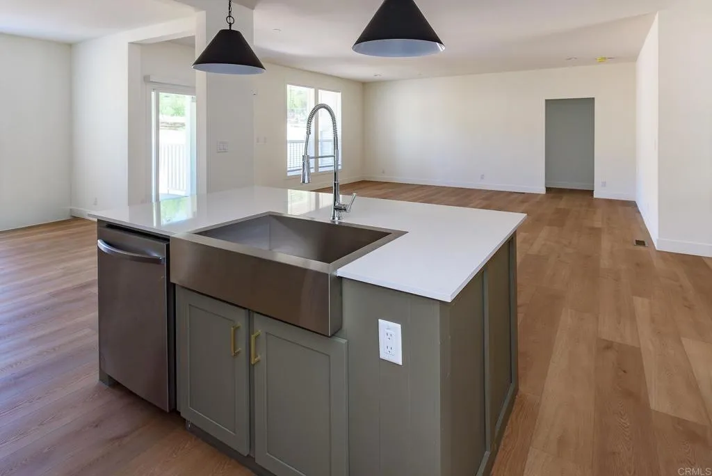 https://cdn.realtyfeed.com/cdn/127/306741855/5ab8048c145b2a2636e1f97fcb5bf45b.webp
