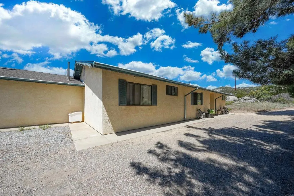 https://cdn.realtyfeed.com/cdn/127/306741906/8fc33ab5d97226c5d1fded6905885da2.webp