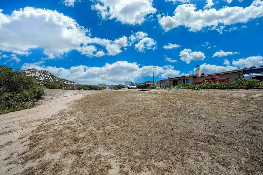 https://cdn.realtyfeed.com/cdn/127/306741909/53e9e5771bdf2461e64457e96347a4e0.webp