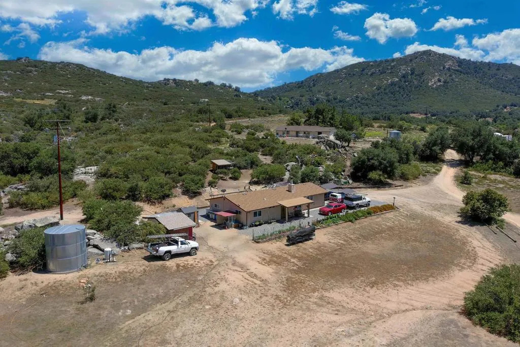 https://cdn.realtyfeed.com/cdn/127/306741909/61f8cb0afb3f014f48e46d0633619f68.webp