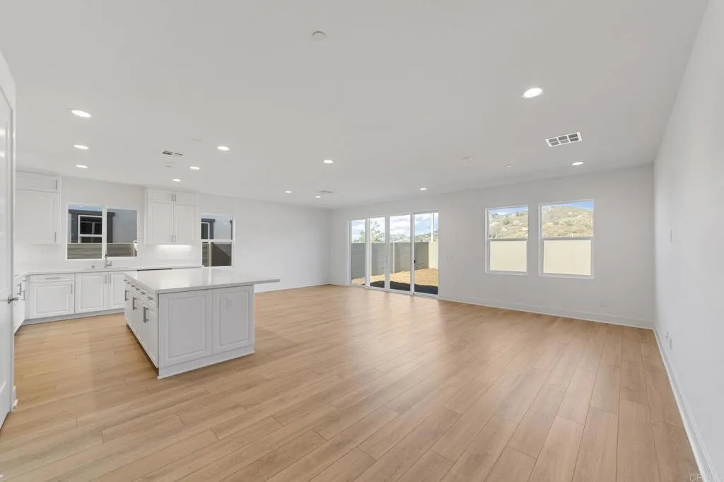 https://cdn.realtyfeed.com/cdn/127/306741939/04608c26374f14661cab65699c55938c.webp