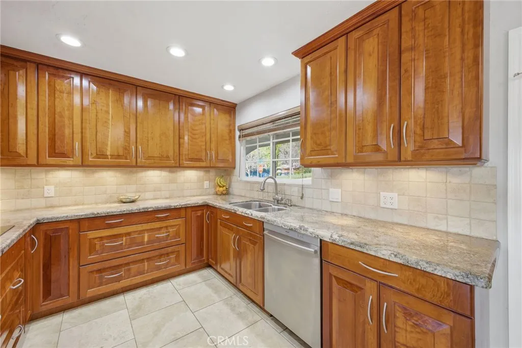 https://cdn.realtyfeed.com/cdn/127/306741993/395f1cc0628e1873badbdadfad696fe5.webp