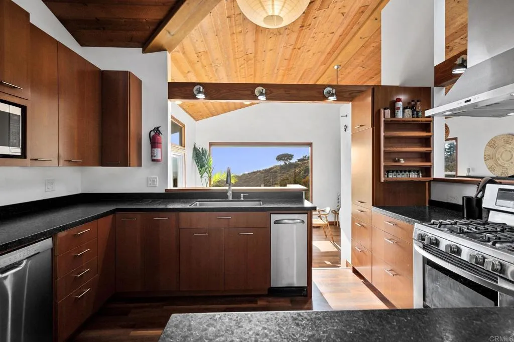 https://cdn.realtyfeed.com/cdn/127/306742093/6e76ea0c9547e82811731fd496ead43a.webp