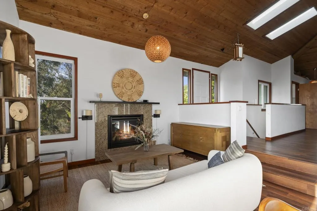https://cdn.realtyfeed.com/cdn/127/306742093/aa2ad1b098435edc7c995a8967d9b191.webp
