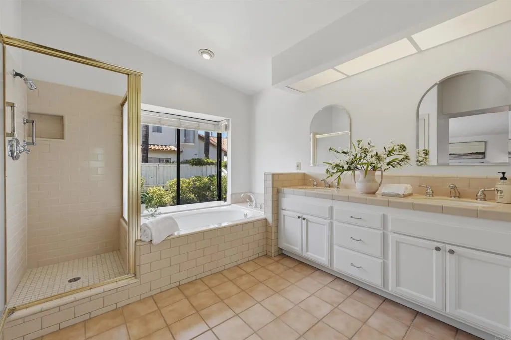 https://cdn.realtyfeed.com/cdn/127/306742329/19c94b363a3193f4a5a526dca23beee9.webp