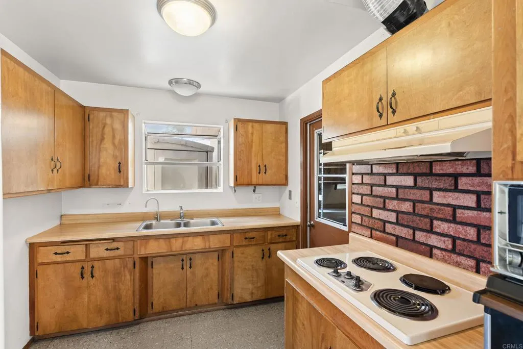 https://cdn.realtyfeed.com/cdn/127/306742412/5ca9f0cf31a831a29c3395c5001907db.webp