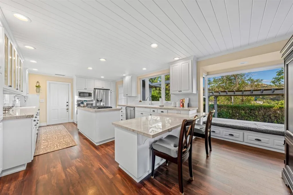 https://cdn.realtyfeed.com/cdn/127/306742465/afcadbb0e16bc11a23c10a8b87e8d4f3.webp