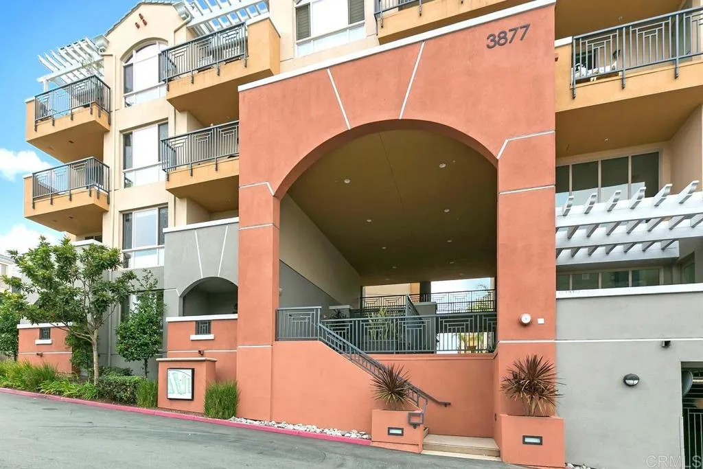 https://cdn.realtyfeed.com/cdn/127/306742617/de4669d1b2aaf5eb056bdb3e68b49d17.webp