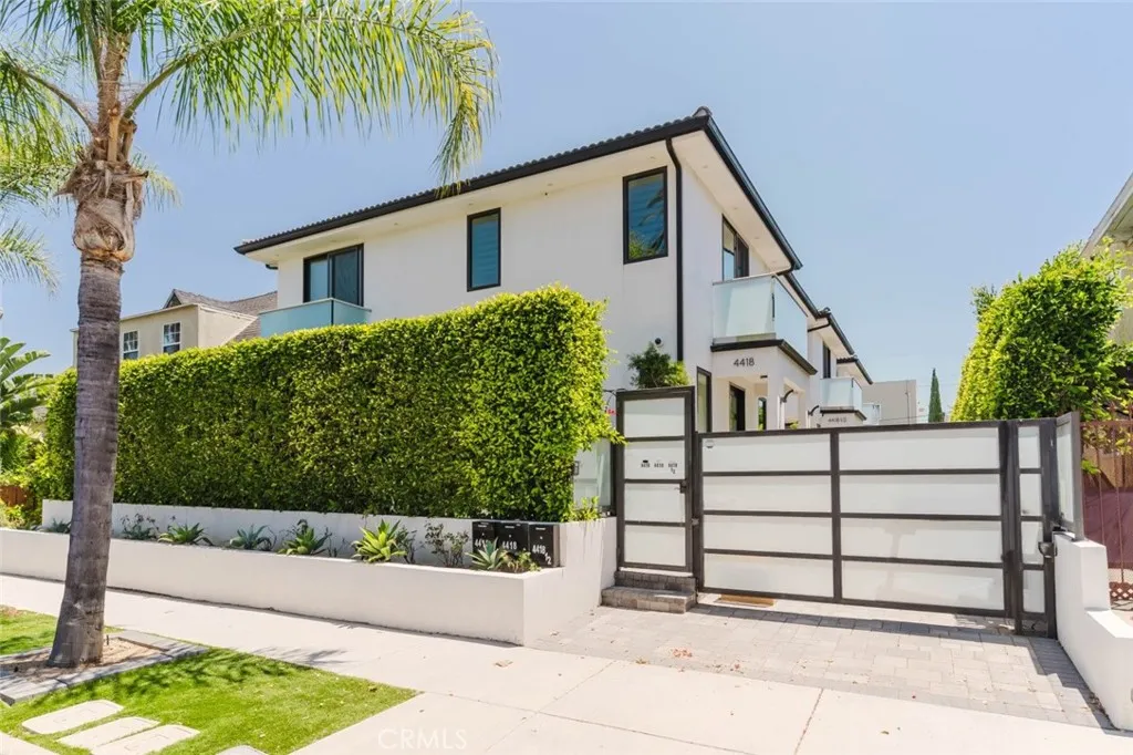 Los Angeles, CA 90027