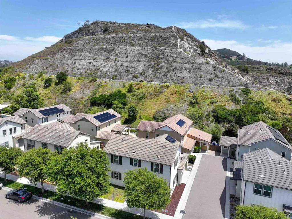 https://cdn.realtyfeed.com/cdn/127/306742705/f17cdc10100eec2cde17006938acde12.webp