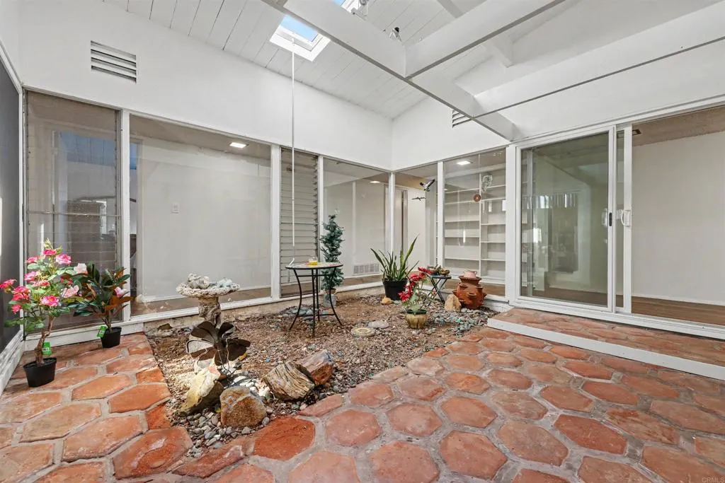 https://cdn.realtyfeed.com/cdn/127/306743645/9f886fd4dbfe6c9d9b1ff29f9ab1ed4a.webp