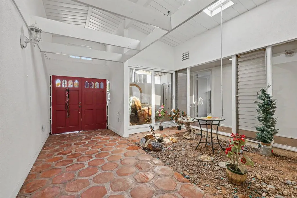 https://cdn.realtyfeed.com/cdn/127/306743645/cfbbf399fcefbdce626c093260639615.webp