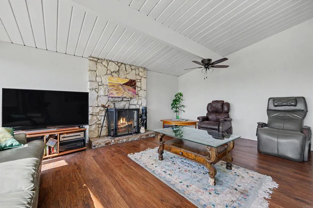 https://cdn.realtyfeed.com/cdn/127/306743645/e5c7a3a48f0e2d2e06f4fa76d36aa924.webp