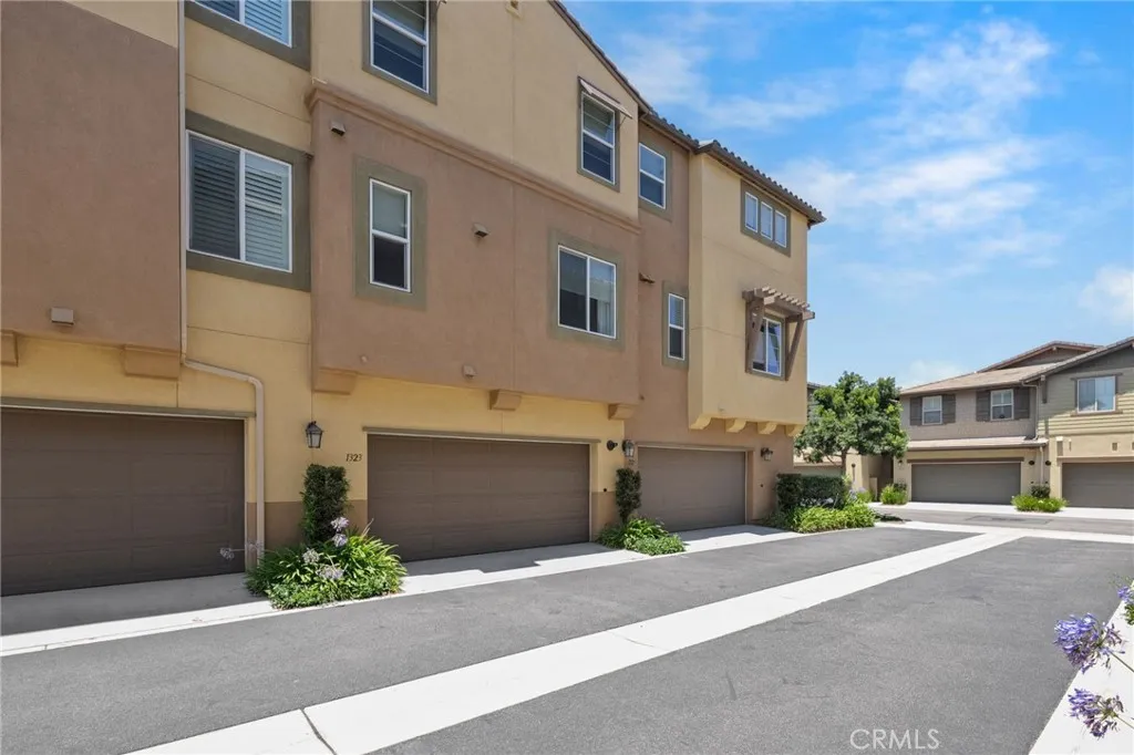 https://cdn.realtyfeed.com/cdn/127/306743775/75d69a62ddffb7657821103d44ac318f.webp