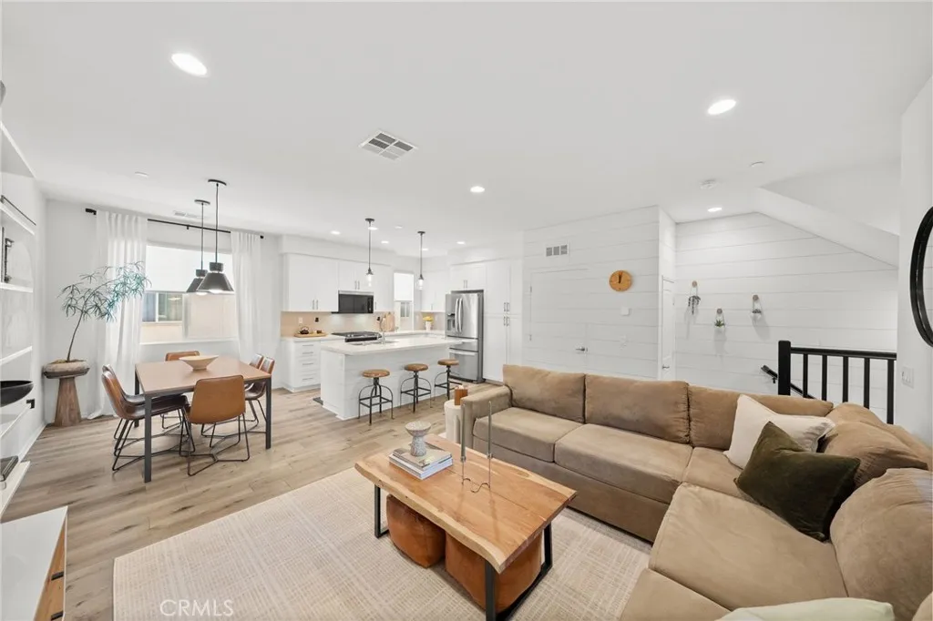 https://cdn.realtyfeed.com/cdn/127/306743775/90d0f6203eb6be182f1bdd3152ae6d76.webp