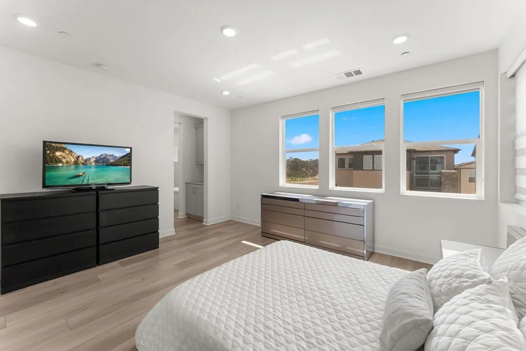 https://cdn.realtyfeed.com/cdn/127/306744363/388dd8daba22149114fe2448d2063d20.webp