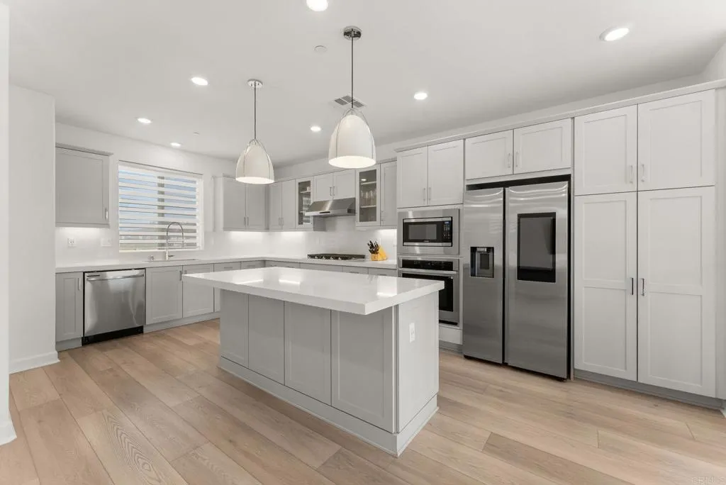 https://cdn.realtyfeed.com/cdn/127/306744363/9aedb571f5e55d75d80cdc3aaff5ddfb.webp