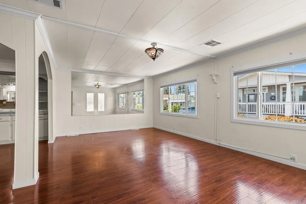 https://cdn.realtyfeed.com/cdn/127/306744396/b8020e0ae8960fdae2bbfdff3249abf1.webp