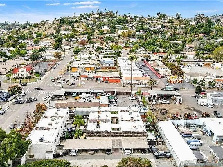 https://cdn.realtyfeed.com/cdn/127/306744451/b1780a480eeeea843702f0b18f934ee1.webp