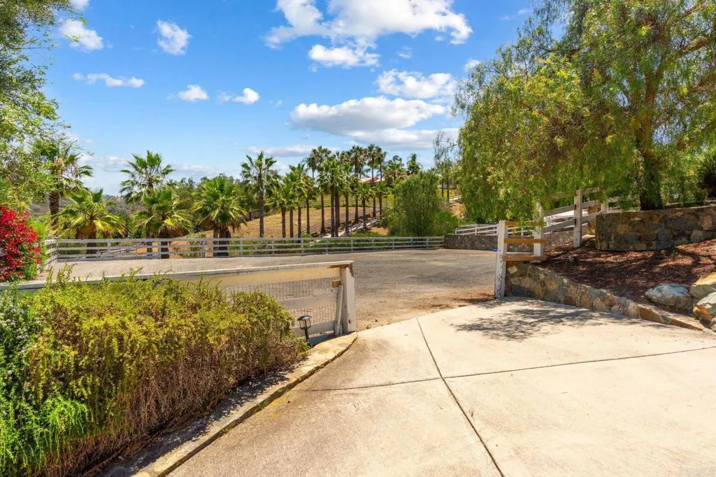 https://cdn.realtyfeed.com/cdn/127/306745375/42bb1b032e5aa7a7778e960a721d60e2.webp