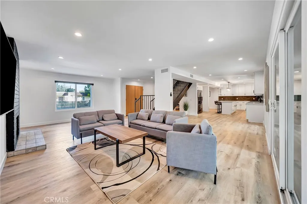 Woodland Hills, CA 91367