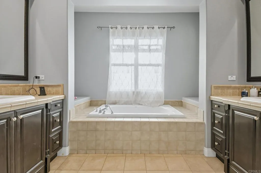 https://cdn.realtyfeed.com/cdn/127/306745988/438f2d1d0d4f6daafb34c26f6292b4b3.webp