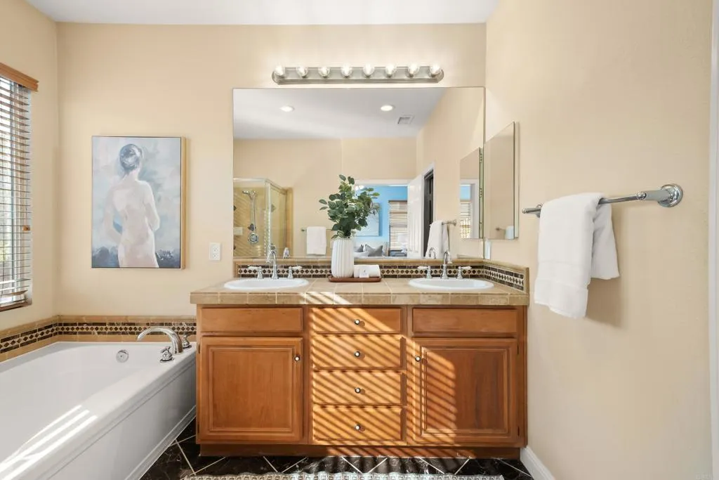 https://cdn.realtyfeed.com/cdn/127/306746437/650f686962ad0ae563f0433a676a5fdc.webp