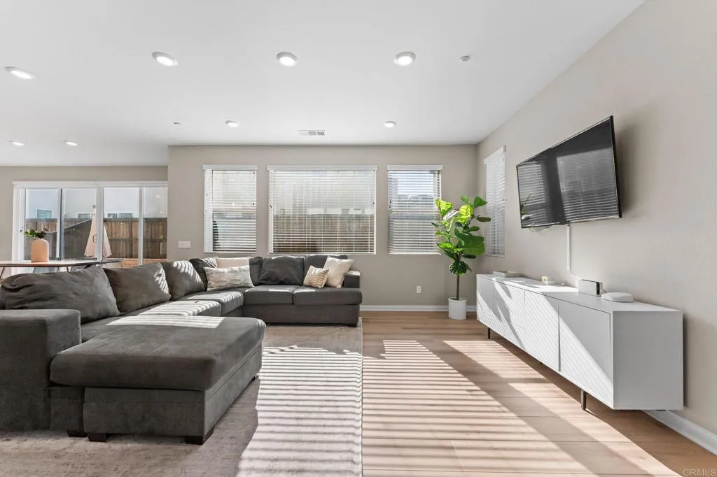 https://cdn.realtyfeed.com/cdn/127/306746736/7d8e18444d83d0ee821ebc4b1d2cff8a.webp