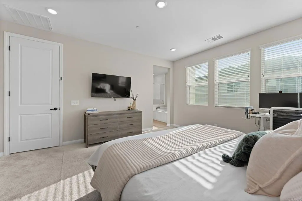 https://cdn.realtyfeed.com/cdn/127/306746736/8593f741a6efba0f5d0e5f9c5835f0ac.webp