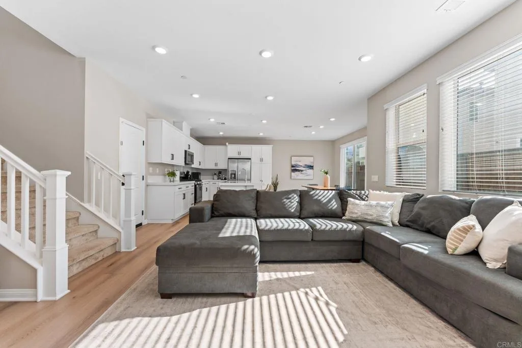 https://cdn.realtyfeed.com/cdn/127/306746736/dfbaf7ca73c7c6a18b74dff0c36882d1.webp