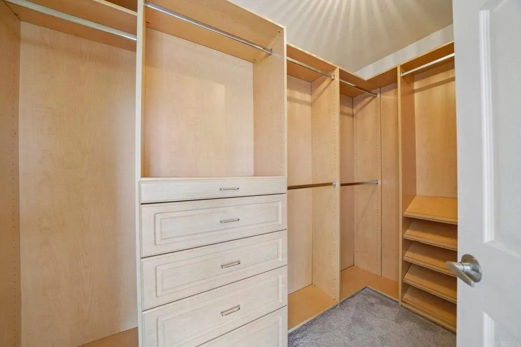 https://cdn.realtyfeed.com/cdn/127/306746798/f6b5c79cd7e6e3c2ddea6260ef56c39e.webp