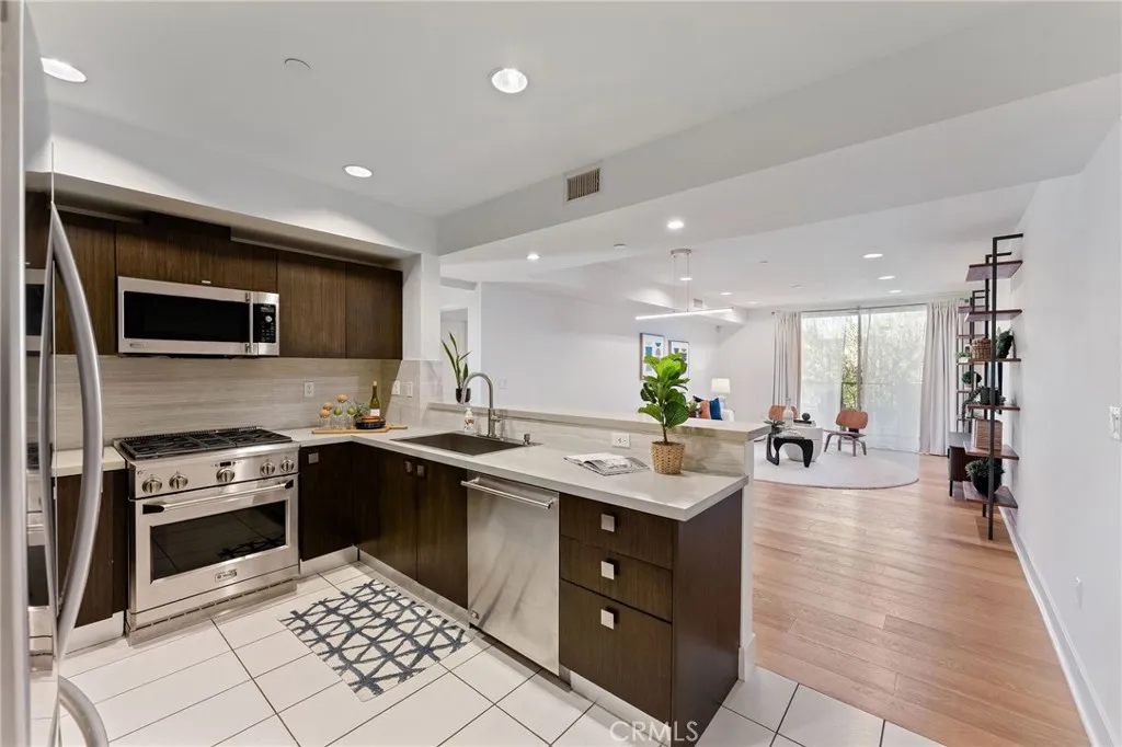 118 N Kings Rd Unit 201, Los Angeles, CA 90048 - Photo 4 of 36, Los Angeles, CA