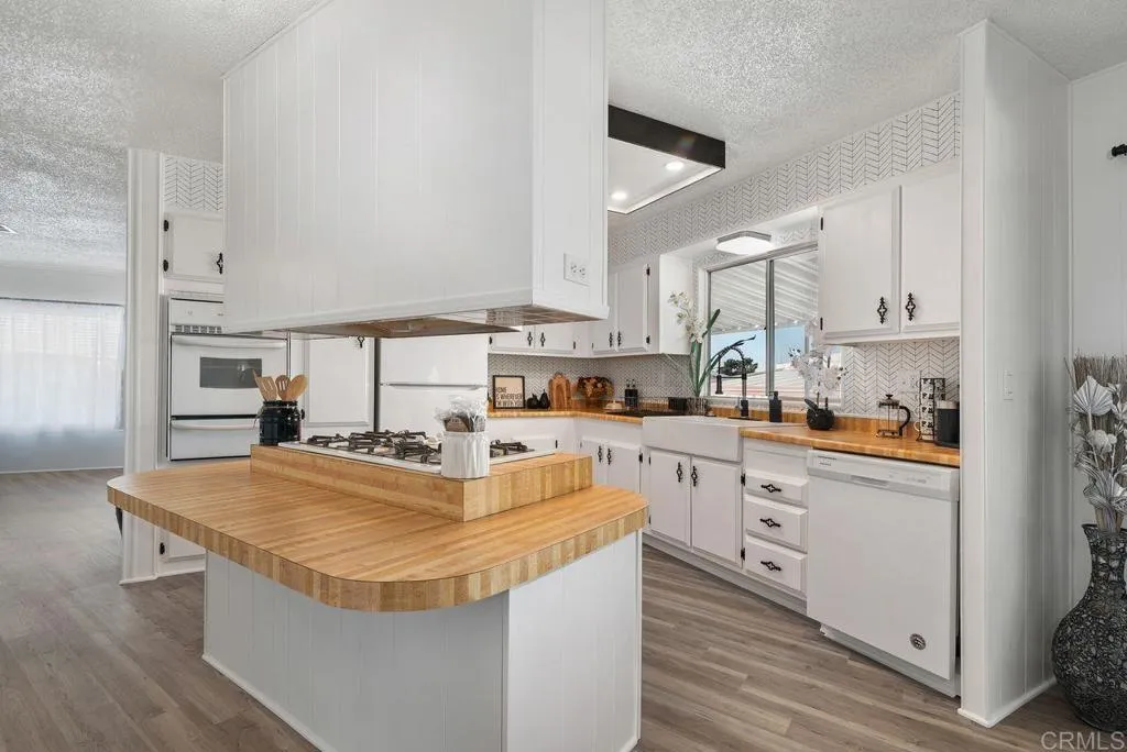 https://cdn.realtyfeed.com/cdn/127/306747158/8f32afddfb728fa41c3b6eca871fb5db.webp